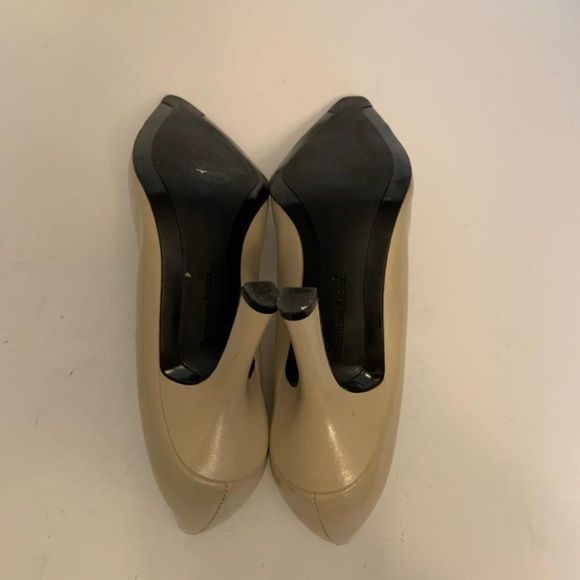 Etienne Aigner Cream Closed Toe Pumps 8M - Picture 8 of 9